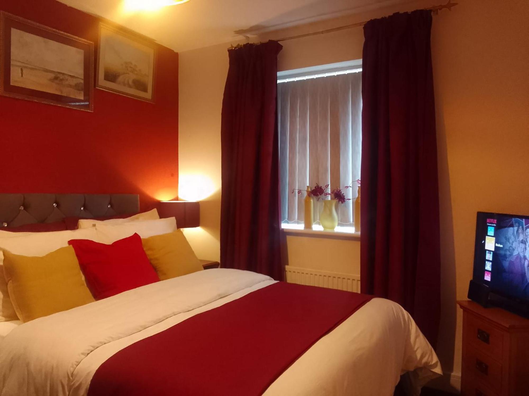 Cosy Stay In Walsall By Ideal Home Bloxwich Экстерьер фото